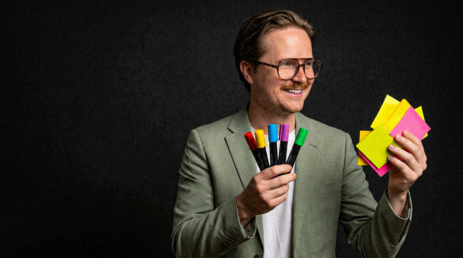 Lennart Werksnis mit Moderationsmarkern und bunten Post-its